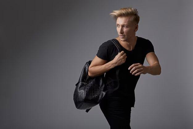 Как правильно носить мужскую сумку через плечо
